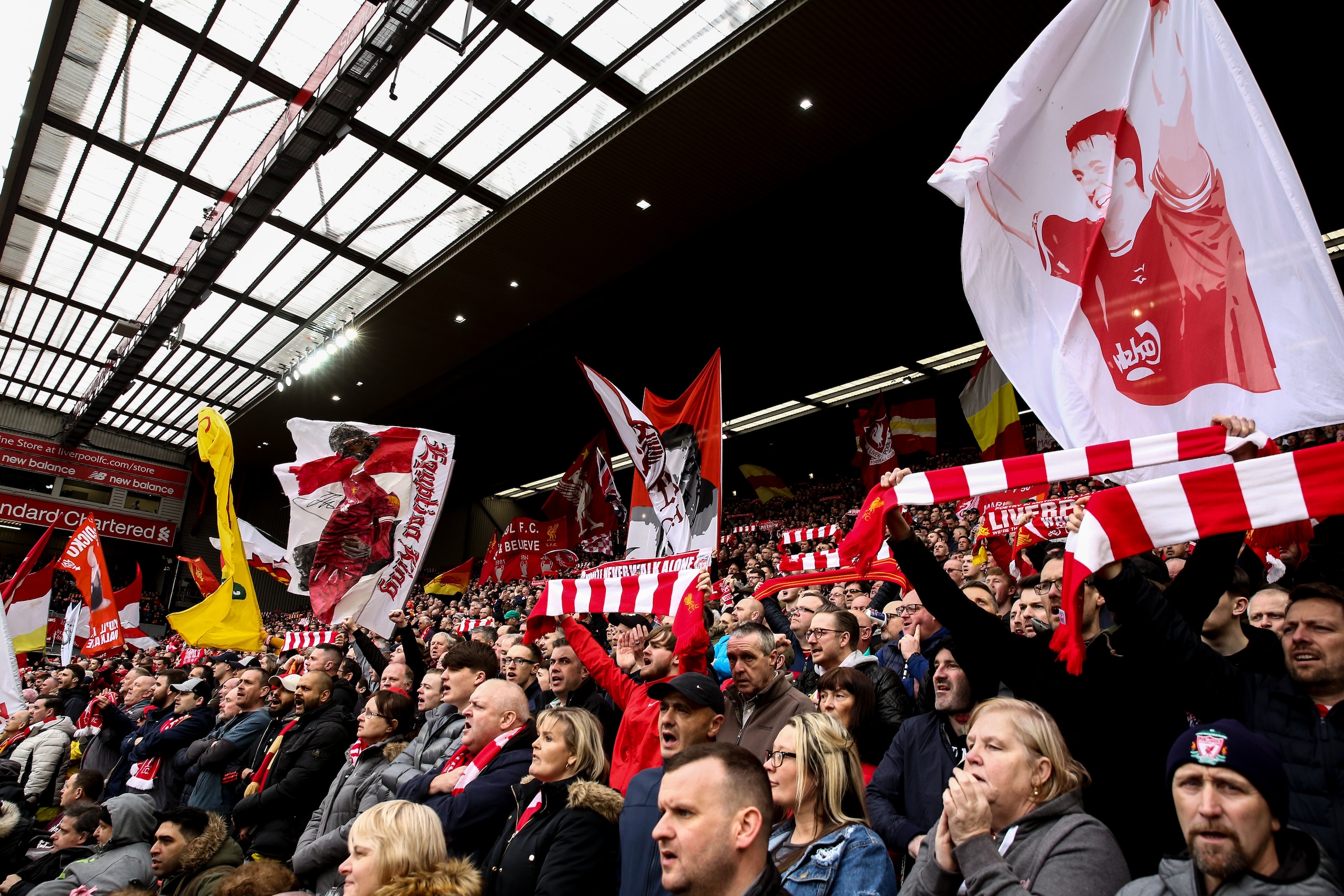 LIVERPOOL, ENGLAND - MARCH 31: Fans of Liverpool at The Kop end during the Premier League match between Liverpool FC and Tottenham Hotspur at Anfield on March 31, 2019 in Liverpool, United Kingdom. (Photo by Robbie Jay Barratt - AMA/Getty Images) LIVERPOOL, ENGLAND - MARCH 31: Fans of Liverpool at The Kop end during the Premier League match between Liverpool FC and Tottenham Hotspur at Anfield on March 31, 2019 in Liverpool, United Kingdom. (Photo by Robbie Jay Barratt - AMA/Getty Images)