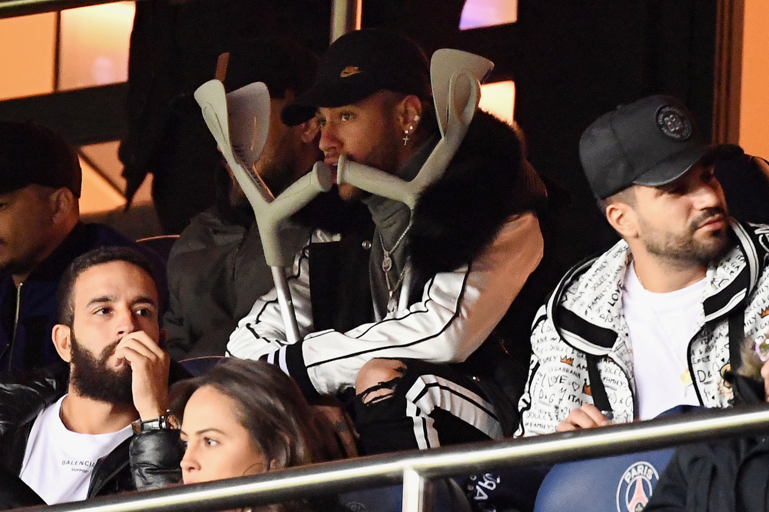 TOPSHOT - Paris Saint-Germain's Brazilian forward Neymar (C) attends the French L1 football match between Paris Saint-Germain (PSG) and FC Girondins de Bordeaux at the Parc des Princes stadium, in Paris, on February 9, 2019. (Photo by FRANCK FIFE / AFP) TOPSHOT - Paris Saint-Germain's Brazilian forward Neymar (C) attends the French L1 football match between Paris Saint-Germain (PSG) and FC Girondins de Bordeaux at the Parc des Princes stadium, in Paris, on February 9, 2019. (Photo by FRANCK FIFE / AFP)