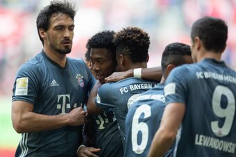 DUESSELDORF, GERMANY - APRIL 14: Mats Hummels of FC Bayern Muenchen, David Alaba of FC Bayern Muenchen and Kingsley Coman of FC Bayern Muenchen celebrate during the Bundesliga match between Fortuna Duesseldorf and FC Bayern Muenchen at Esprit-Arena on Apr