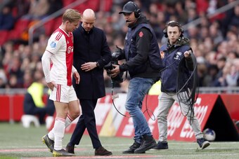 (L-R) Frenkie de Jong of Ajax, Ajax coach Erik ten Hag during the Dutch Eredivisie match between Ajax Amsterdam and sbv Excelsior Rotterdam at the Johan Cruijff Arena on April 13, 2019 in Amsterdam, The Netherlands(Photo by VI Images via Getty Images)
