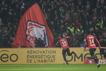 Lille's Ivorian forward Nicolas Pepe (C) celebrates after scoring a goal during the French L1 football match between Lille (LOSC) and Paris Saint-Germain (PSG) on April 14, 2019, at the Pierre-Mauroy Stadium in Villeneuve d'Ascq, near Lille, northern Fran