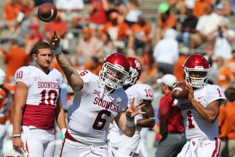 DALLAS, TX - OCTOBER 14:  Baker Mayfield #6 of the Oklahoma Sooners and Kyler Murray #1 of the Oklahoma Sooners warm up before the game against the Texas Longhorns at Cotton Bowl on October 14, 2017 in Dallas, Texas.  (Photo by Richard Rodriguez/Getty Ima