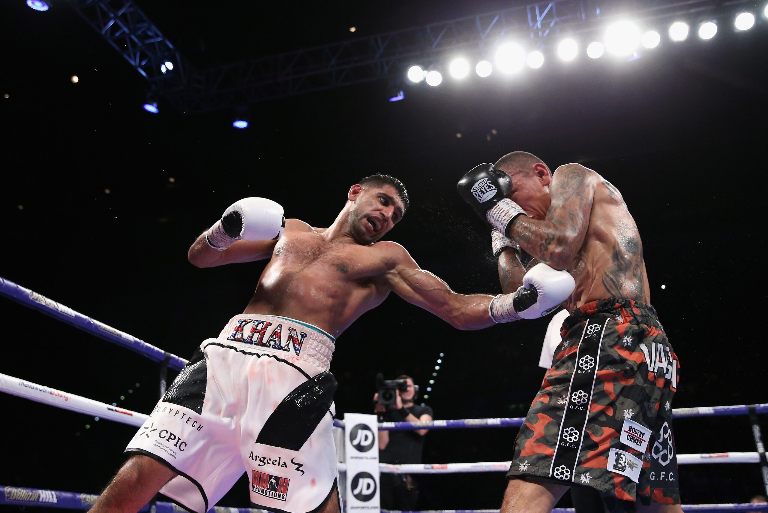 BIRMINGHAM, ENGLAND - SEPTEMBER 08: Amir Khan lands a left shot on Samuel Vargas during their Welterweight contest at Arena Birmingham on September 8, 2018 in Birmingham, England. (Photo by Alex Livesey/Getty Images) BIRMINGHAM, ENGLAND - SEPTEMBER 08: Amir Khan lands a left shot on Samuel Vargas during their Welterweight contest at Arena Birmingham on September 8, 2018 in Birmingham, England. (Photo by Alex Livesey/Getty Images)