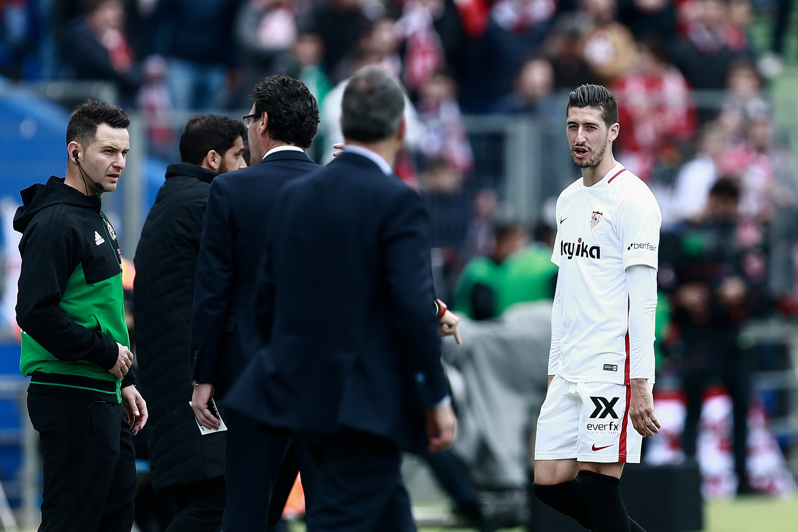 Sevilla's Spanish defender Sergio Escudero (R) walks off the pitch after receiving a red card during the Spanish League football match between Getafe and Sevilla at the Coliseum Alfonso Perez in Getafe on April 21, 2019. (Photo by BENJAMIN CREMEL / AFP) Sevilla's Spanish defender Sergio Escudero (R) walks off the pitch after receiving a red card during the Spanish League football match between Getafe and Sevilla at the Coliseum Alfonso Perez in Getafe on April 21, 2019. (Photo by BENJAMIN CREMEL / AFP)