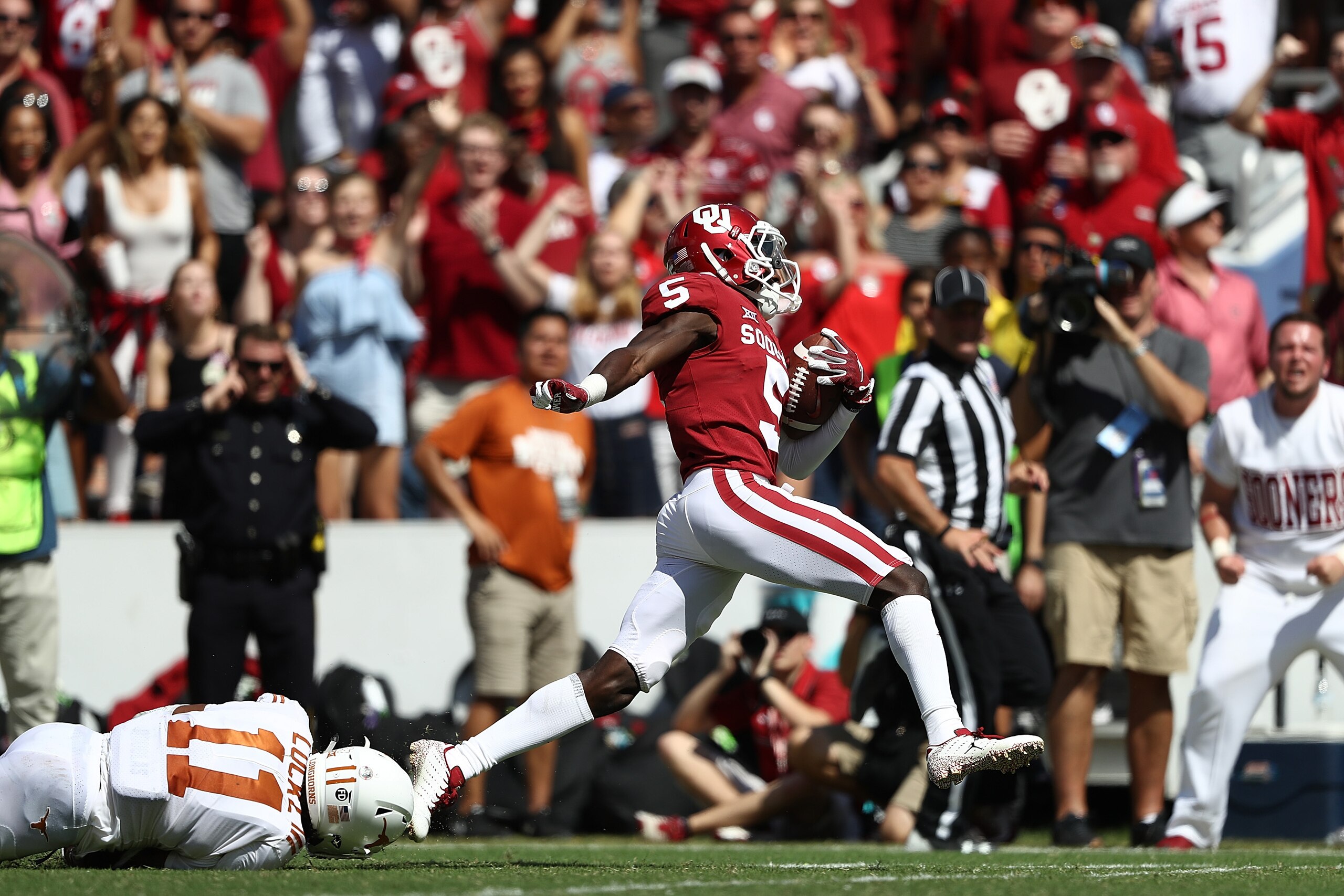 DALLAS, TX - OCTOBER 06: Marquise Brown #5 of the Oklahoma Sooners during the 2018 AT&T Red River Showdown at Cotton Bowl on October 6, 2018 in Dallas, Texas. (Photo by Ronald Martinez/Getty Images) DALLAS, TX - OCTOBER 06: Marquise Brown #5 of the Oklahoma Sooners during the 2018 AT&T Red River Showdown at Cotton Bowl on October 6, 2018 in Dallas, Texas. (Photo by Ronald Martinez/Getty Images)