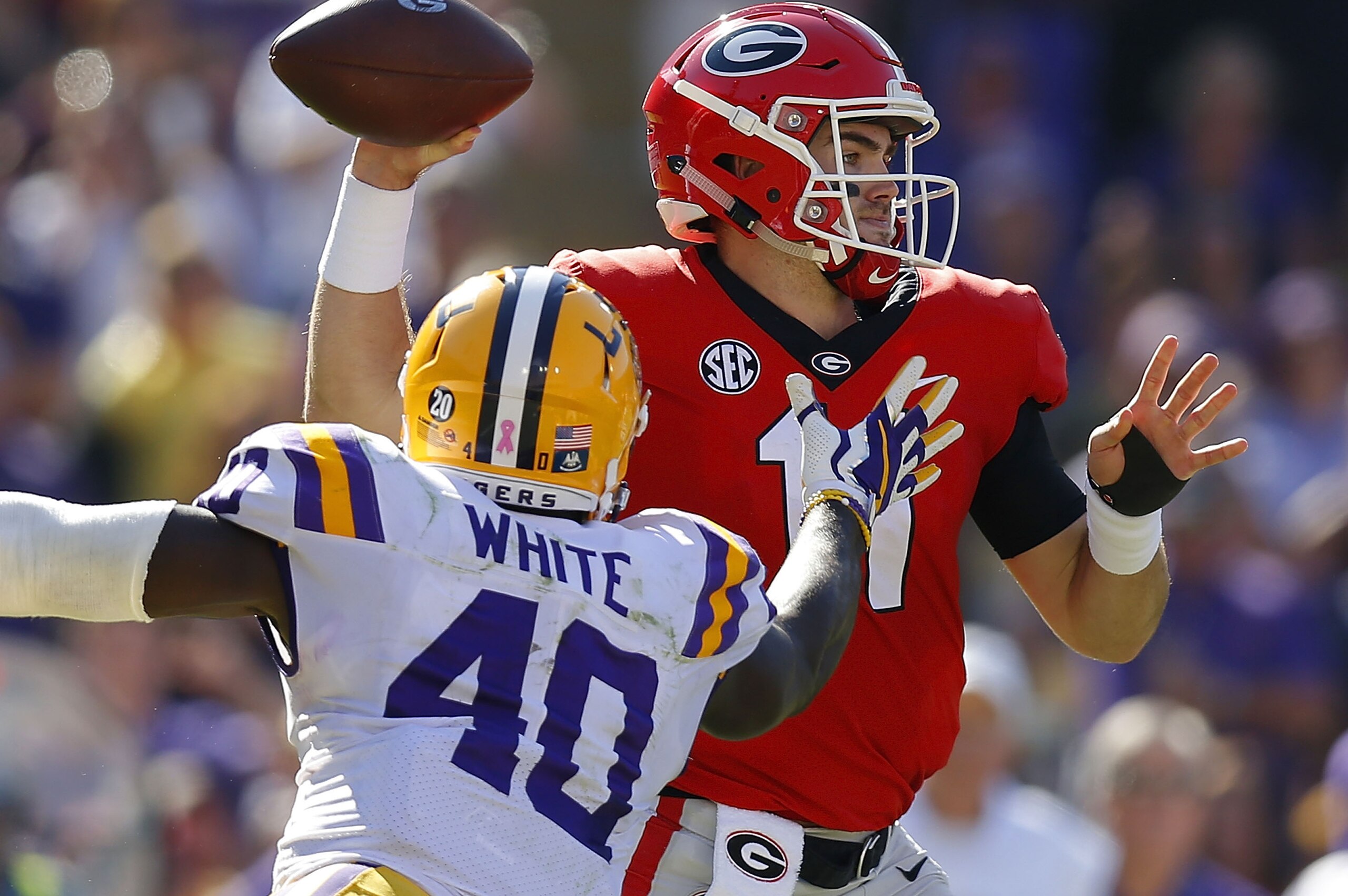 BATON ROUGE, LA - OCTOBER 13: Jake Fromm #11 of the Georgia Bulldogs throws the ball as Devin White #40 of the LSU Tigers defends during the first half at Tiger Stadium on October 13, 2018 in Baton Rouge, Louisiana.  (Photo by Jonathan Bachman/Getty Image
