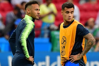 Brazil's forward Neymar (L) and Brazil's forward Philippe Coutinho  warm up prior to the Russia 2018 World Cup quarter-final football match between Brazil and Belgium at the Kazan Arena in Kazan on July 6, 2018. (Photo by Luis Acosta / AFP) / RESTRICTED T