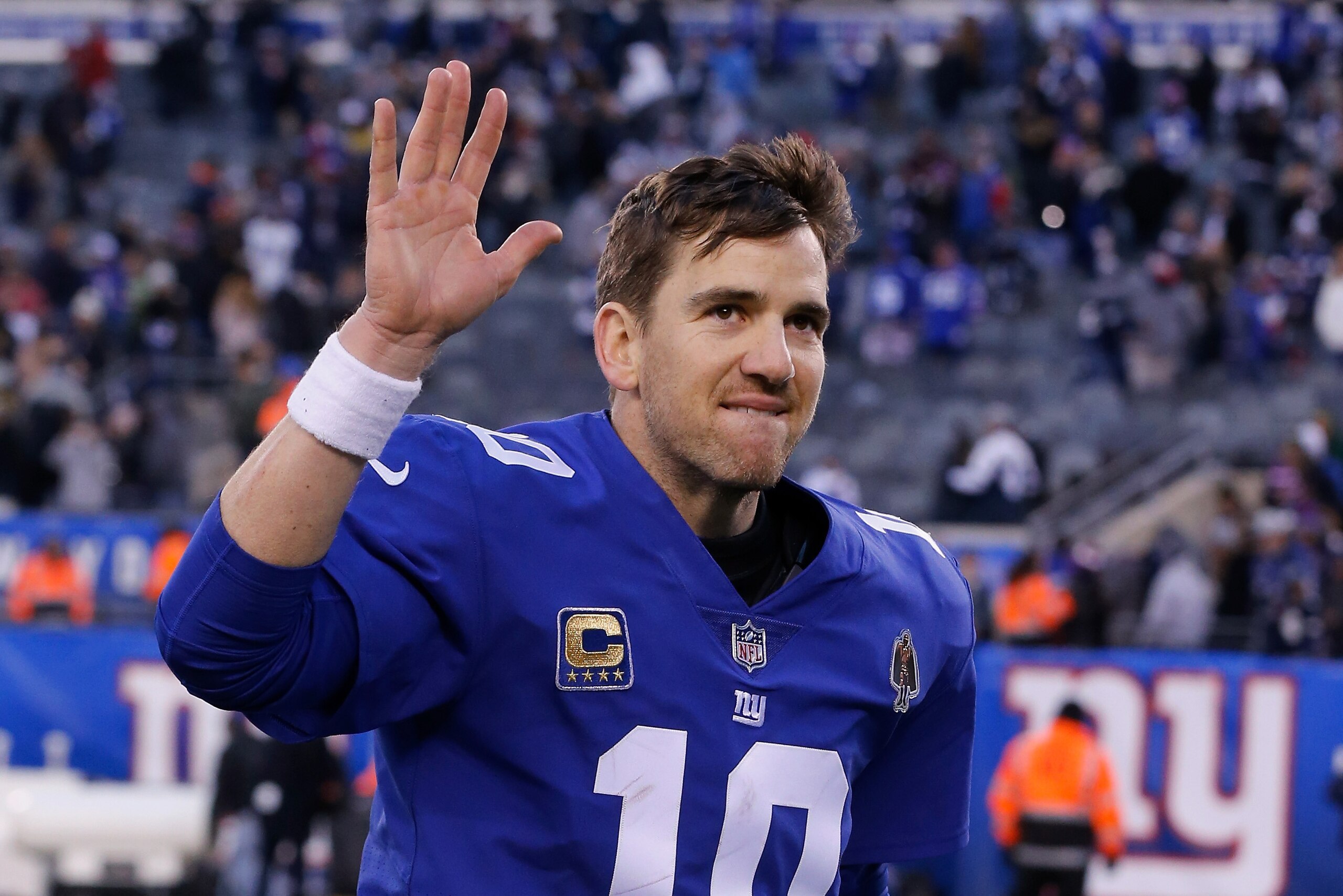 EAST RUTHERFORD, NJ - DECEMBER 30:  (NEW YORK DAILIES OUT)   Eli Manning #10 of the New York Giants in action against the Dallas Cowboys on December 30, 2018 at MetLife Stadium in East Rutherford, New Jersey. The Cowboys defeated the Giants 36-35.  (Photo