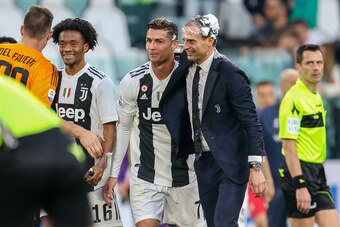 TURIN, ITALY - APRIL 20: Coach Massimiliano Allegri and Cristiano Ronaldo of Juventus celebrate after winning the Italian league at the end of the Serie A match between Juventus and ACF Fiorentina on April 20, 2019 in Turin, Italy. (Photo by Giampiero Spo