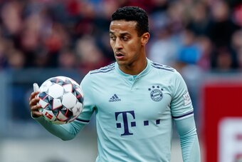 NUREMBERG, GERMANY - APRIL 28: Thiago Alcantara of FC Bayern does a throw-in during the Bundesliga match between 1. FC Nuernberg and FC Bayern Muenchen at Max-Morlock-Stadion on April 28, 2019 in Nuremberg, Germany. (Photo by TF-Images/Getty Images)