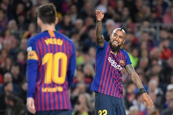 Barcelona's Chilean midfielder Arturo Vidal gestures during the Spanish League football match between FC Barcelona and Levante UD at the Camp Nou stadium in Barcelona on April 27, 2019. (Photo by LLUIS GENE / AFP)        (Photo credit should read LLUIS GE