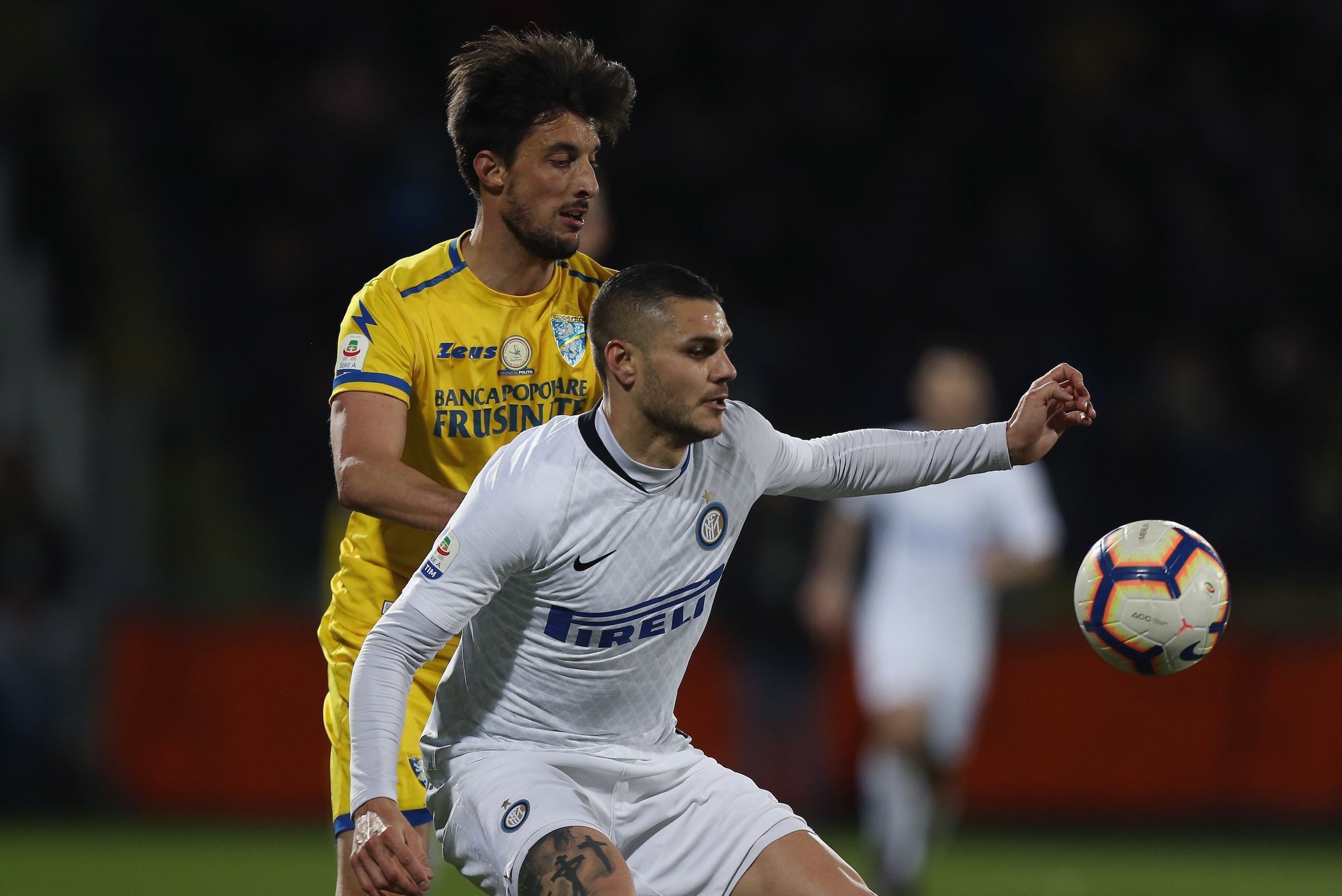 FROSINONE, ITALY - APRIL 14:  Mauro Icardi of FC Internazionale competes for the ball with Lorenzo Ariaudo of Frosinone Calcio during the Serie A match between Frosinone Calcio and FC Internazionale at Stadio Benito Stirpe on April 14, 2019 in Frosinone, 