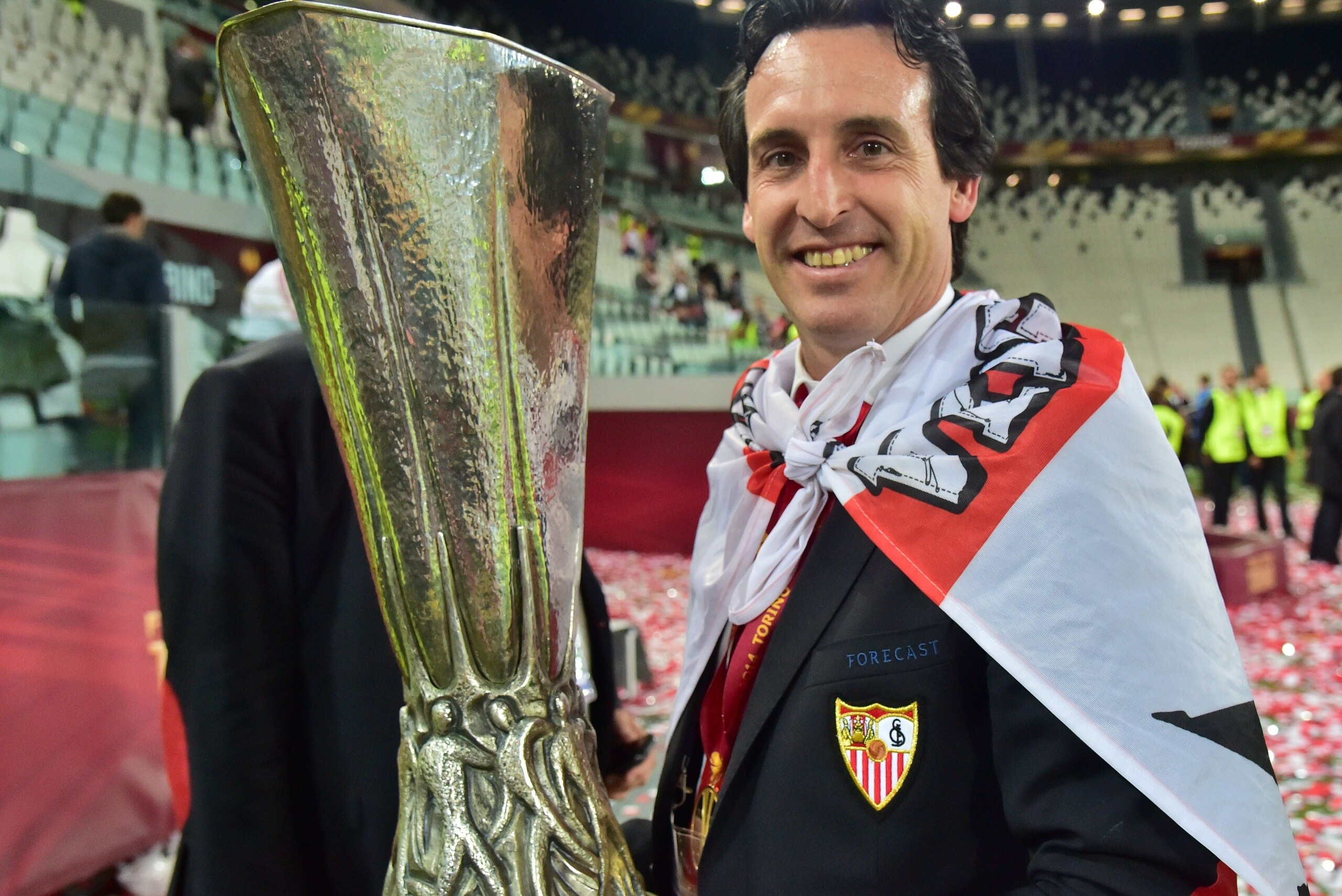 Sevilla's coach Unai Emery poses with the trophy after winning the UEFA Europa league final football match between Benfica and Sevilla on May 14, 2014 at the Juventus stadium in Turin.   
 AFP PHOTO / GIUSEPPE CACACE        (Photo credit should read GIUSE