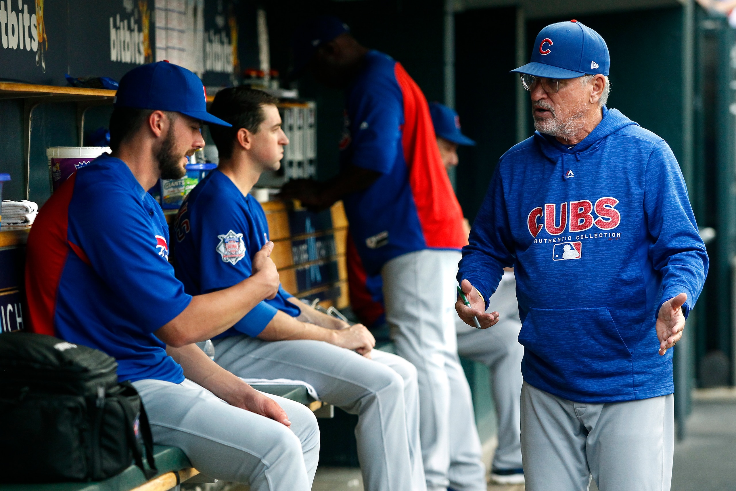 DETROIT, MI - AUGUST 21: Manger Joe Maddon #70 of the Chicago Cubs talks with third baseman Kris Bryant of the Chicago Cubs, who is currently on the disabled list, before a game against the Detroit Tigers at Comerica Park on August 21, 2018 in Detroit, Mi