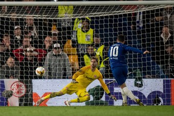 LONDON, ENGLAND - MAY 09: Eden Hazard of Chelsea scoring goal from penalty spot during the UEFA Europa League Semi Final Second Leg match between Chelsea and Eintracht Frankfurt at Stamford Bridge on May 9, 2019 in London, England. (Photo by Sebastian Fre