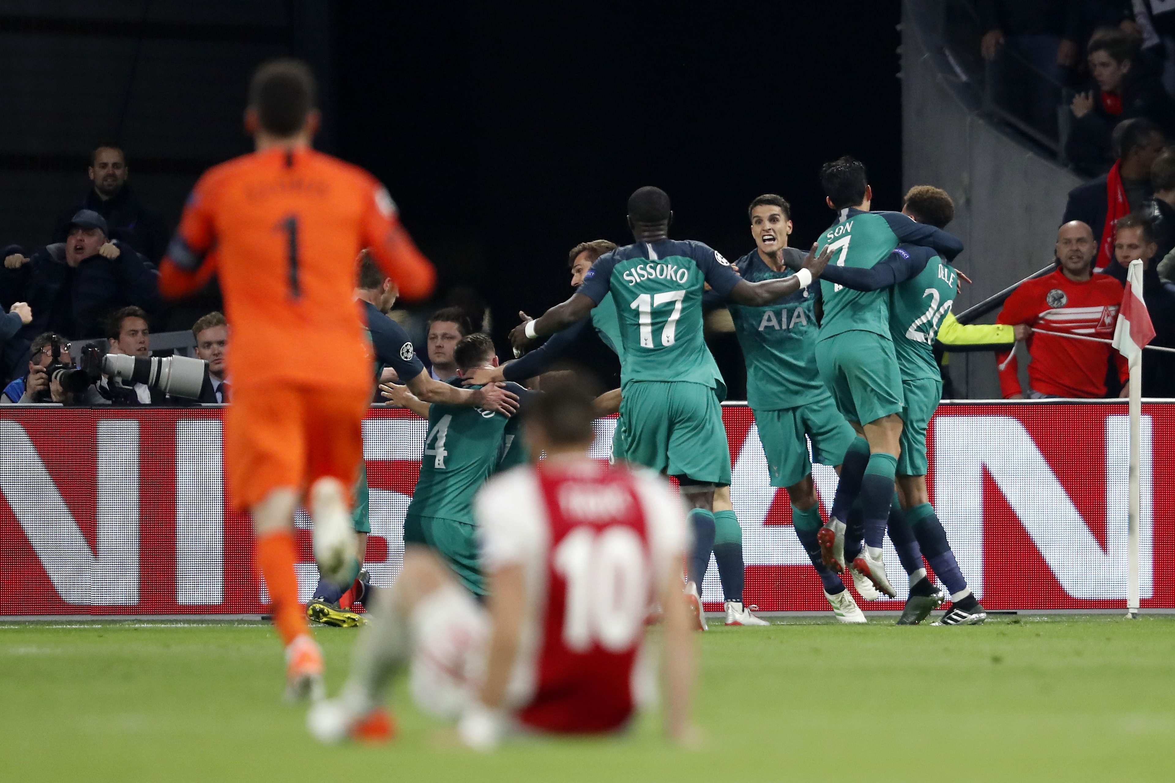 (L-R) Tottenham Hotspur FC goalkeeper Hugo Lloris, Toby Alderweireld of Tottenham Hotspur FC, Dusan Tadic of Ajax, Fernando Llorente of Tottenham Hotspur FC, Moussa Sissoko of Tottenham Hotspur FC, Erik Lamela of Tottenham Hotspur FC, Heung-Min Son of Tot
