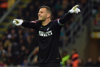 MILAN, ITALY - MAY 13:  Goalkeeper of FC Internazionale Samir Handanovic gestures during the Serie A match between FC Internazionale and Chievo at Stadio Giuseppe Meazza on May 13, 2019 in Milan, Italy.  (Photo by Pier Marco Tacca/Getty Images)