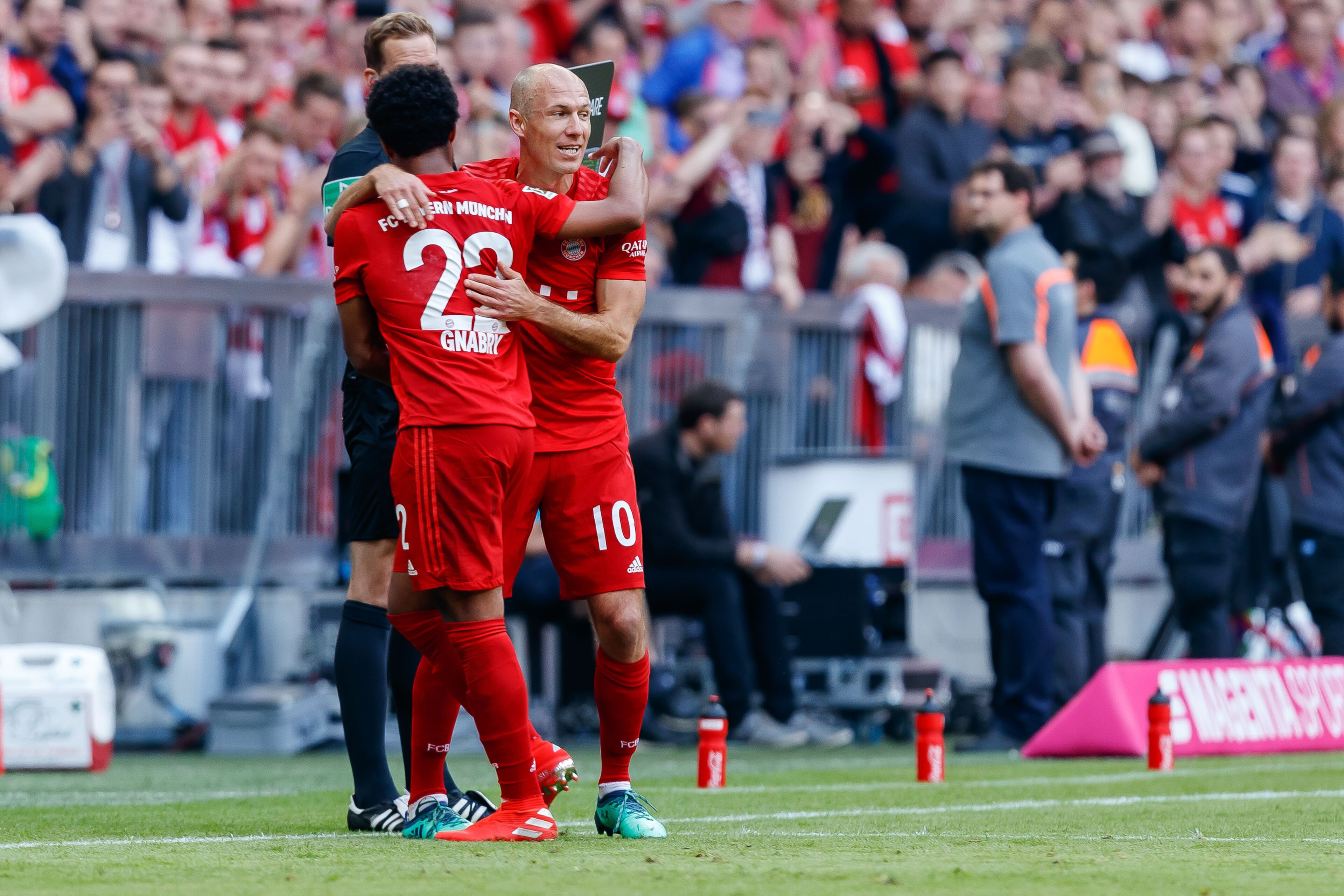 MUNICH, GERMANY - MAY 18: Arjen Robben of FC Bayern Muenchen substitutes Serge Gnabry of FC Bayern Muenchen during the Bundesliga match between FC Bayern Muenchen and Eintracht Frankfurt at Allianz Arena on May 18, 2019 in Munich, Germany. (Photo by TF-Im