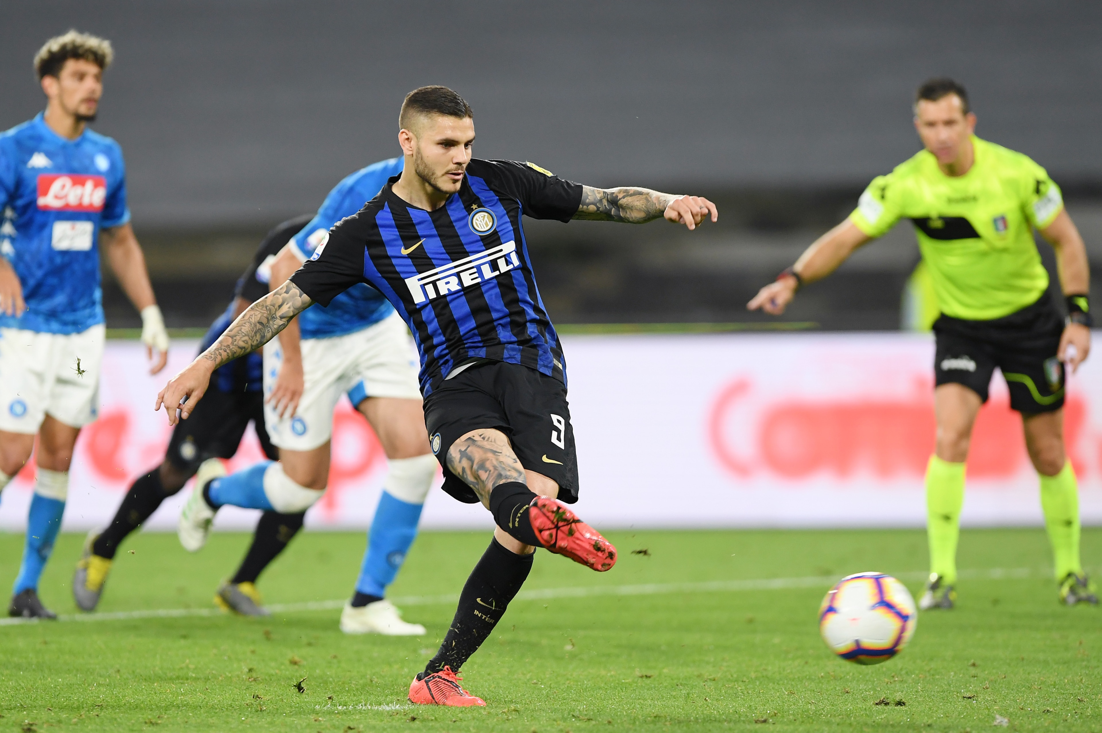 NAPLES, ITALY - MAY 19: Mauro Icardi of FC Internazionale scores the 4-1 goal during the Serie A match between SSC Napoli and FC Internazionale at Stadio San Paolo on May 19, 2019 in Naples, Italy. (Photo by Francesco Pecoraro/Getty Images)