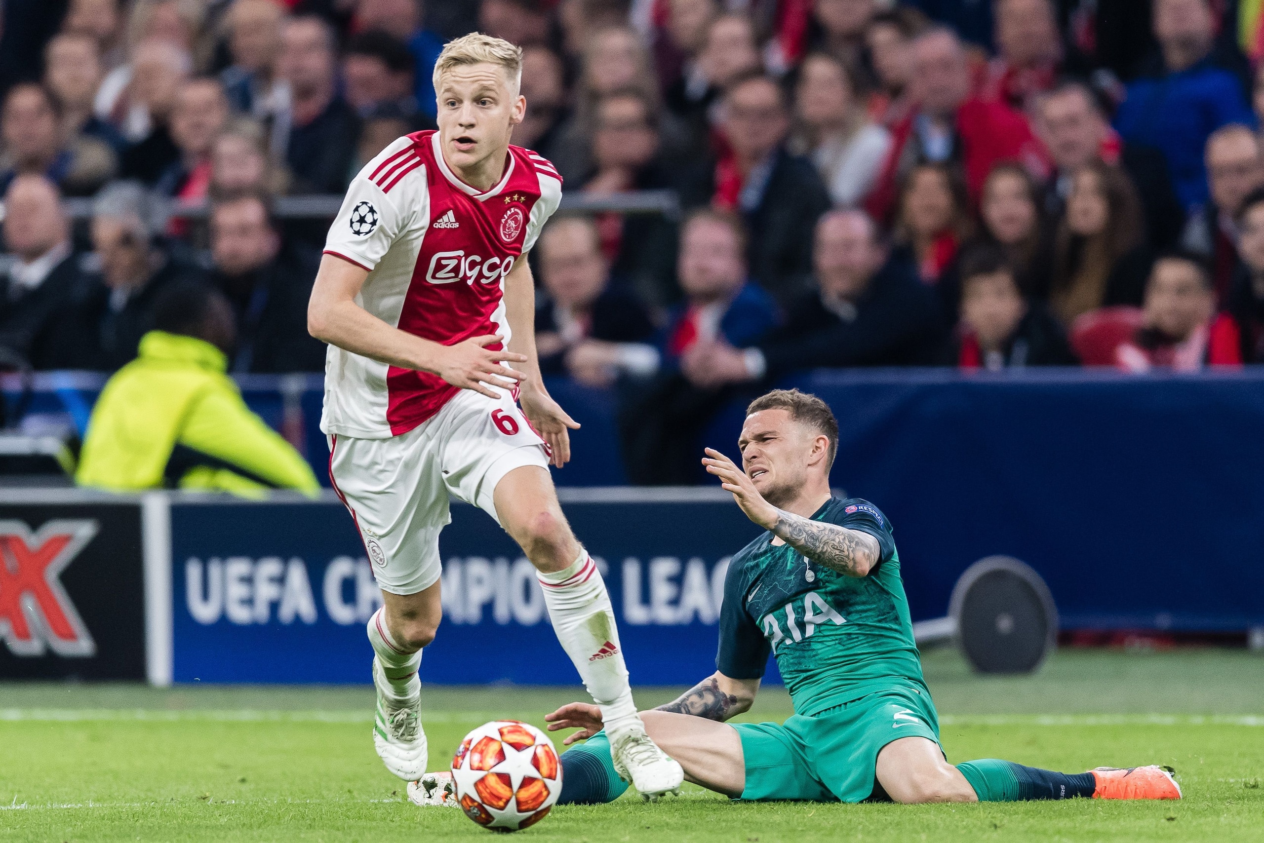 (L-R) Donny van de Beek of Ajax, Kieran Trippier of Tottenham Hotspur during the UEFA Champions League semi final match Ajax Amsterdam and Tottenham Hotspur FC at the Johan Cruijff Arena on May 08, 2019 in Amsterdam, The Netherlands(Photo by VI Images via