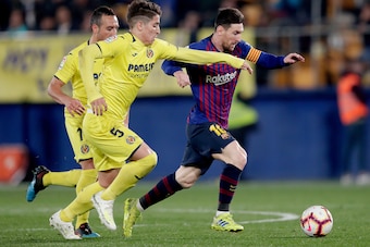 CASTELLON, SPAIN - APRIL 2: (L-R) Santiago Caseres of Villarreal, Lionel Messi of FC Barcelona  during the La Liga Santander  match between Villarreal v FC Barcelona at the Estadio de la Ceramica on April 2, 2019 in Castellon Spain (Photo by Jeroen Meuwse