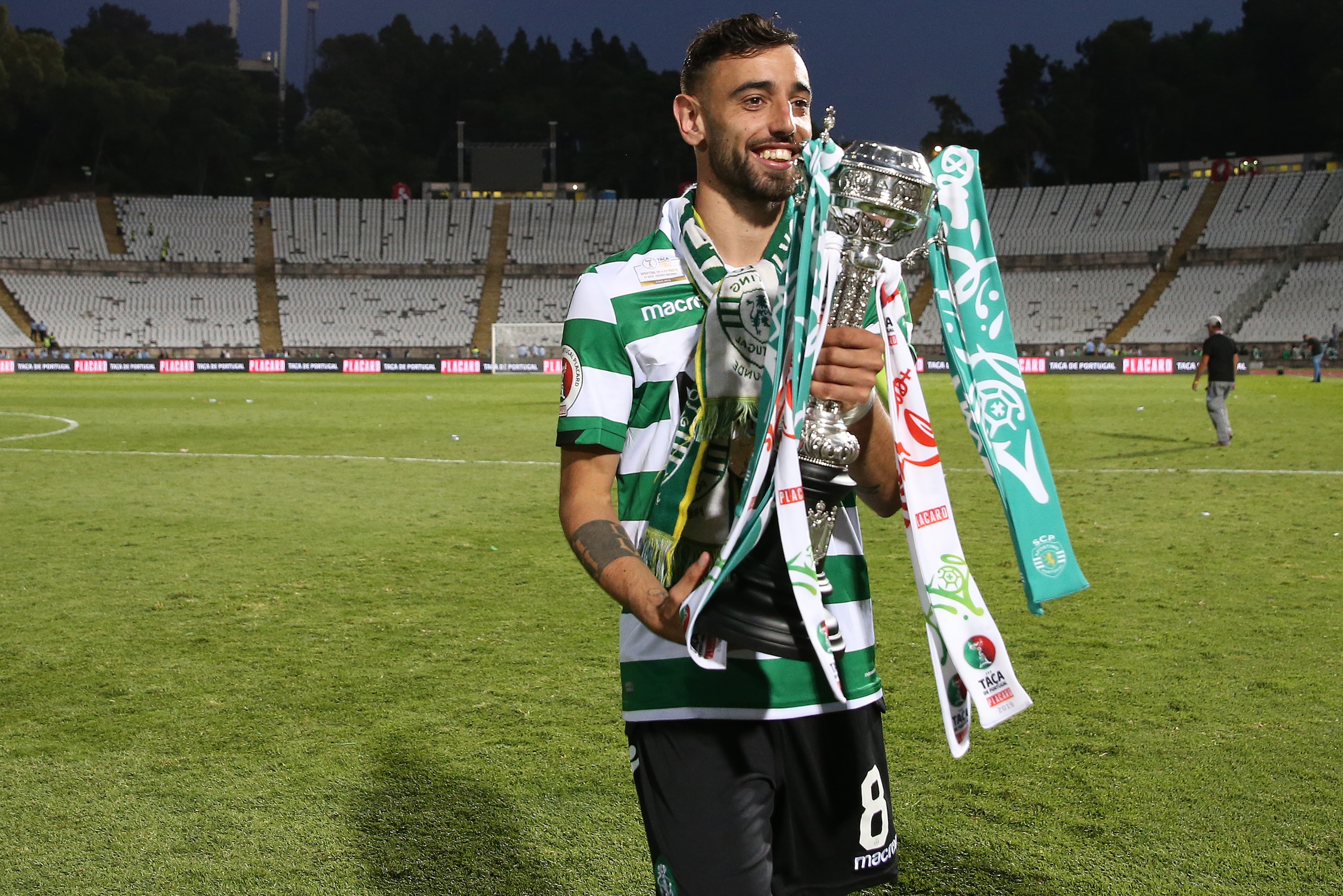 OEIRAS, PORTUGAL - MAY 25:  Bruno Fernandes of Sporting CP celebrates with trophy after winning the Taca de Portugal Final at the end of the Taca de Portugal Final match between Sporting CP and FC Porto at Estadio Nacional on May 25, 2019 in Oeiras, Portu