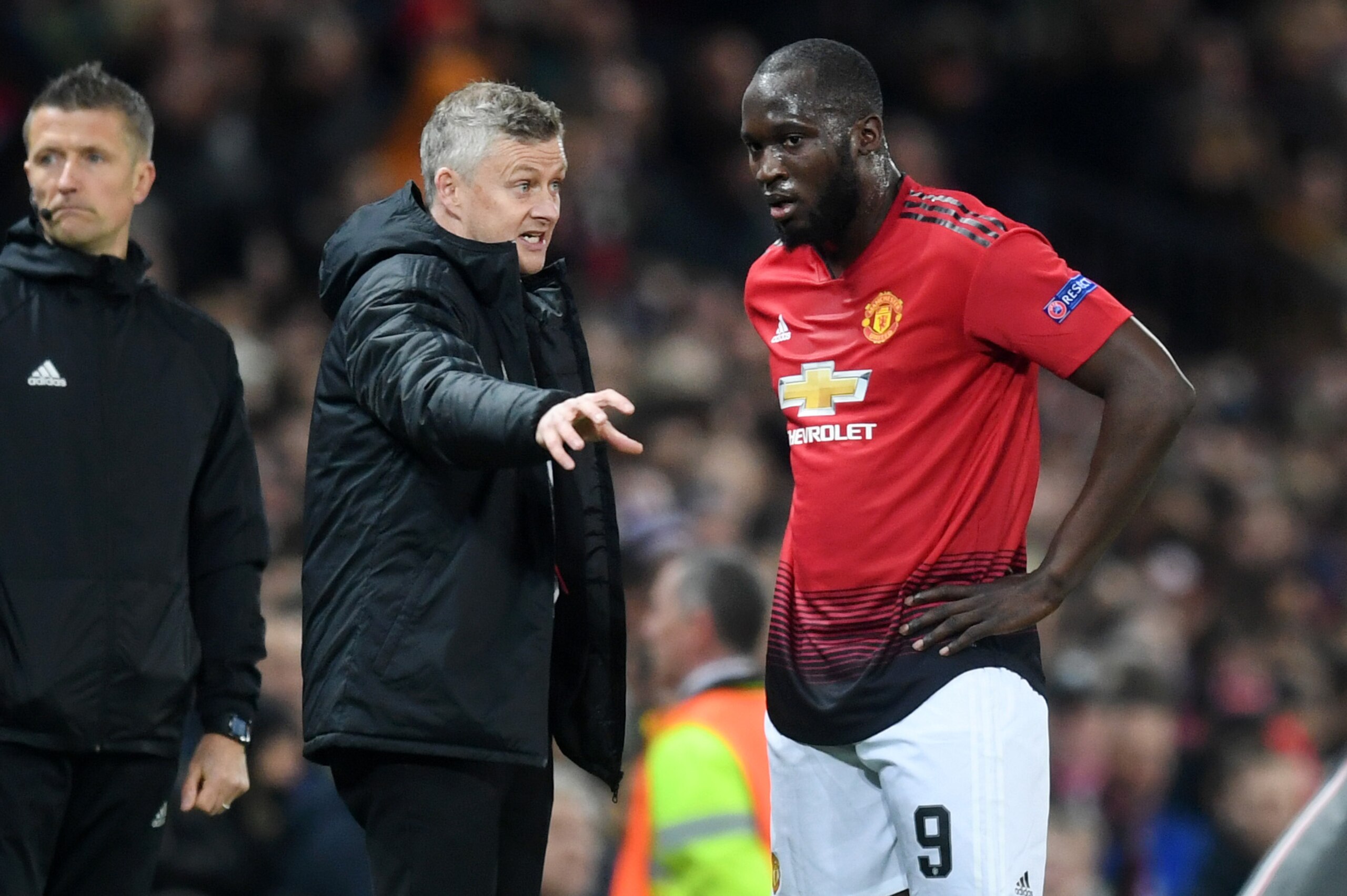 MANCHESTER, ENGLAND - APRIL 10: Ole Gunnar Solskjaer, Manager of Manchester United in discussion with Romelu Lukaku of Manchester United during the UEFA Champions League Quarter Final first leg match between Manchester United and FC Barcelona at Old Traf MANCHESTER, ENGLAND - APRIL 10: Ole Gunnar Solskjaer, Manager of Manchester United in discussion with Romelu Lukaku of Manchester United during the UEFA Champions League Quarter Final first leg match between Manchester United and FC Barcelona at Old Traf