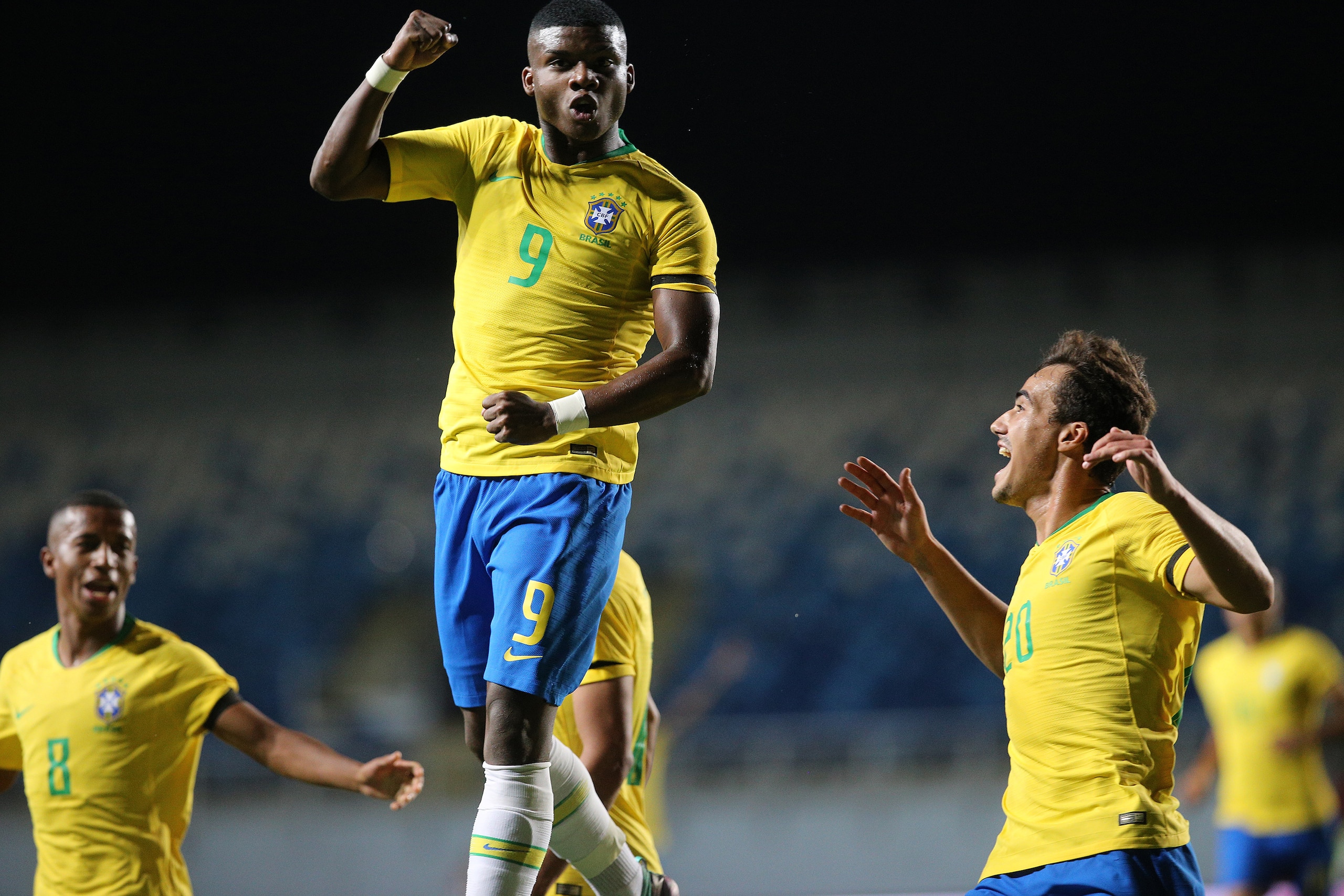 Brazil's Lincoln (C) celebrates with teammates after scoring against Argentina during their South American U-20 football match at El Teniente stadium in Rancagua, Chile on February 10, 2019. (Photo by CLAUDIO REYES / AFP)        (Photo credit should read 