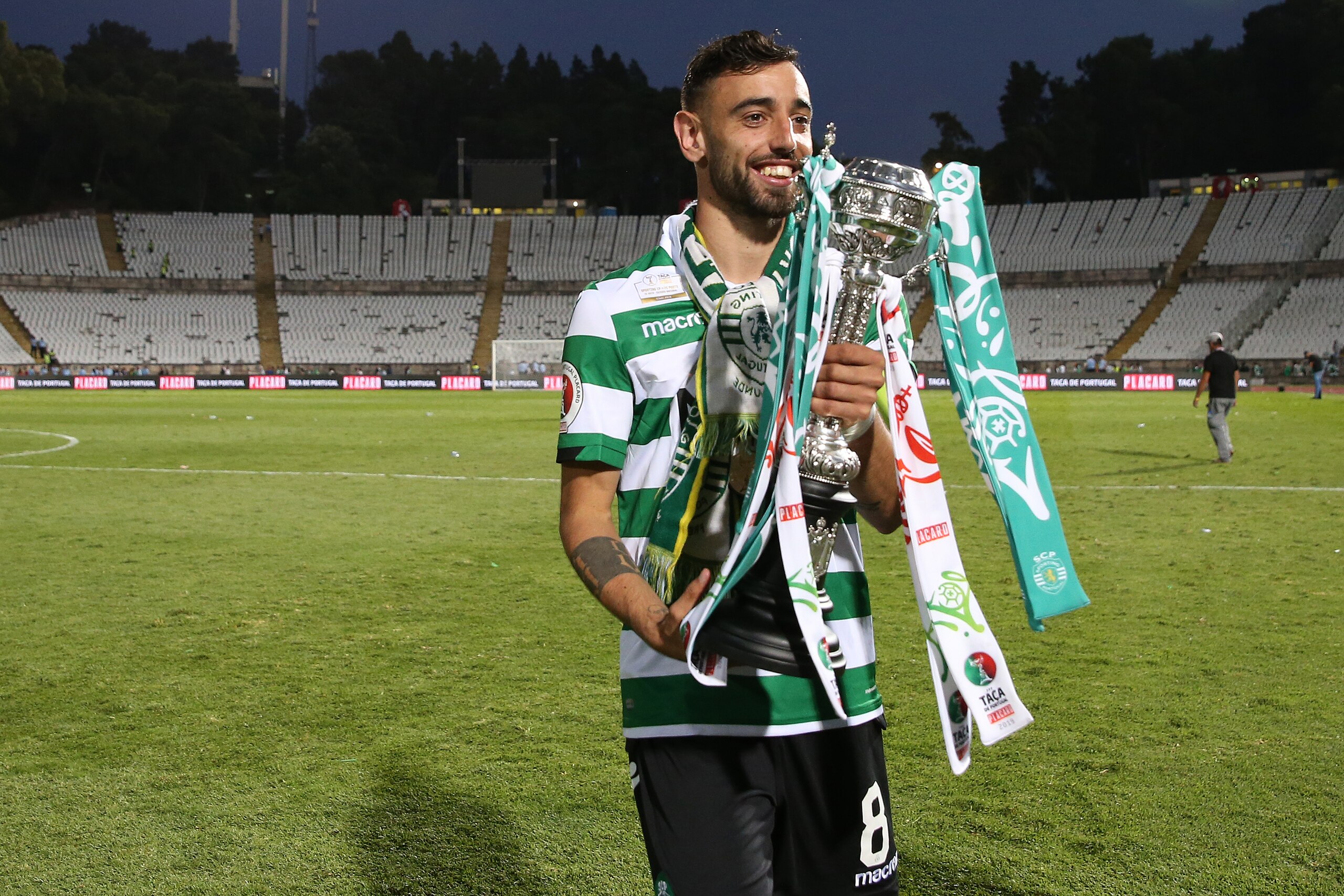 OEIRAS, PORTUGAL - MAY 25:  Bruno Fernandes of Sporting CP celebrates with trophy after winning the Taca de Portugal Final at the end of the Taca de Portugal Final match between Sporting CP and FC Porto at Estadio Nacional on May 25, 2019 in Oeiras, Portu