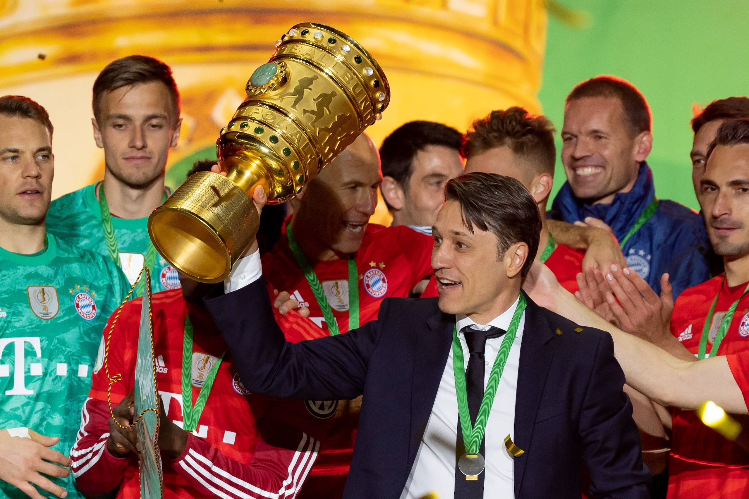 BERLIN, GERMANY - MAY 25: Head coach Niko Kovac of FC Bayern Muenchen celebrates with the DFB Cup after winning the DFB Cup final between RB Leipzig and Bayern Muenchen at Olympiastadion on May 25, 2019 in Berlin, Germany. (Photo by TF-Images/Getty Images