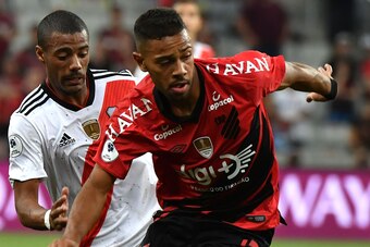Renan Lodi (R) of Brazil's Athletico Paranaense vies for the ball with Matias Suarez (L) of Argentina's River Plate during a Recopa Sudamericana 2019 first leg football match at the Arena da Baixada stadium, in Curitiba, Brazil, on May 22, 2019. (Photo by
