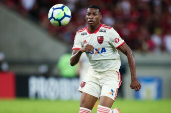 RIO DE JANEIRO, BRAZIL - MAY 31: Jean Lucas (R) of Flamengo struggles for the ball with of Bahia during a match between Flamengo and Bahia as part of Brasileirao Series A 2018 at Maracana Stadium on May 31, 2018 in Rio de Janeiro, Brazil. (Photo by Buda M