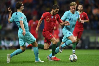 Portugal's forward Bernardo Silva (C) vies with Netherlands' midfielder Frenkie De Jong (R) during the UEFA Nations League final football match between Portugal and The Netherlands at the Dragao Stadium in Porto on June 9, 2019. (Photo by PATRICIA DE MELO