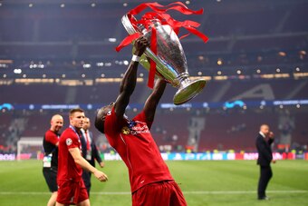MADRID, SPAIN - JUNE 01: Sadio Mane of Liverpool celebrates with the trophy following the UEFA Champions League Final between Tottenham Hotspur and Liverpool at Estadio Wanda Metropolitano on June 01, 2019 in Madrid, Spain. (Photo by Chris Brunskill/Fanta
