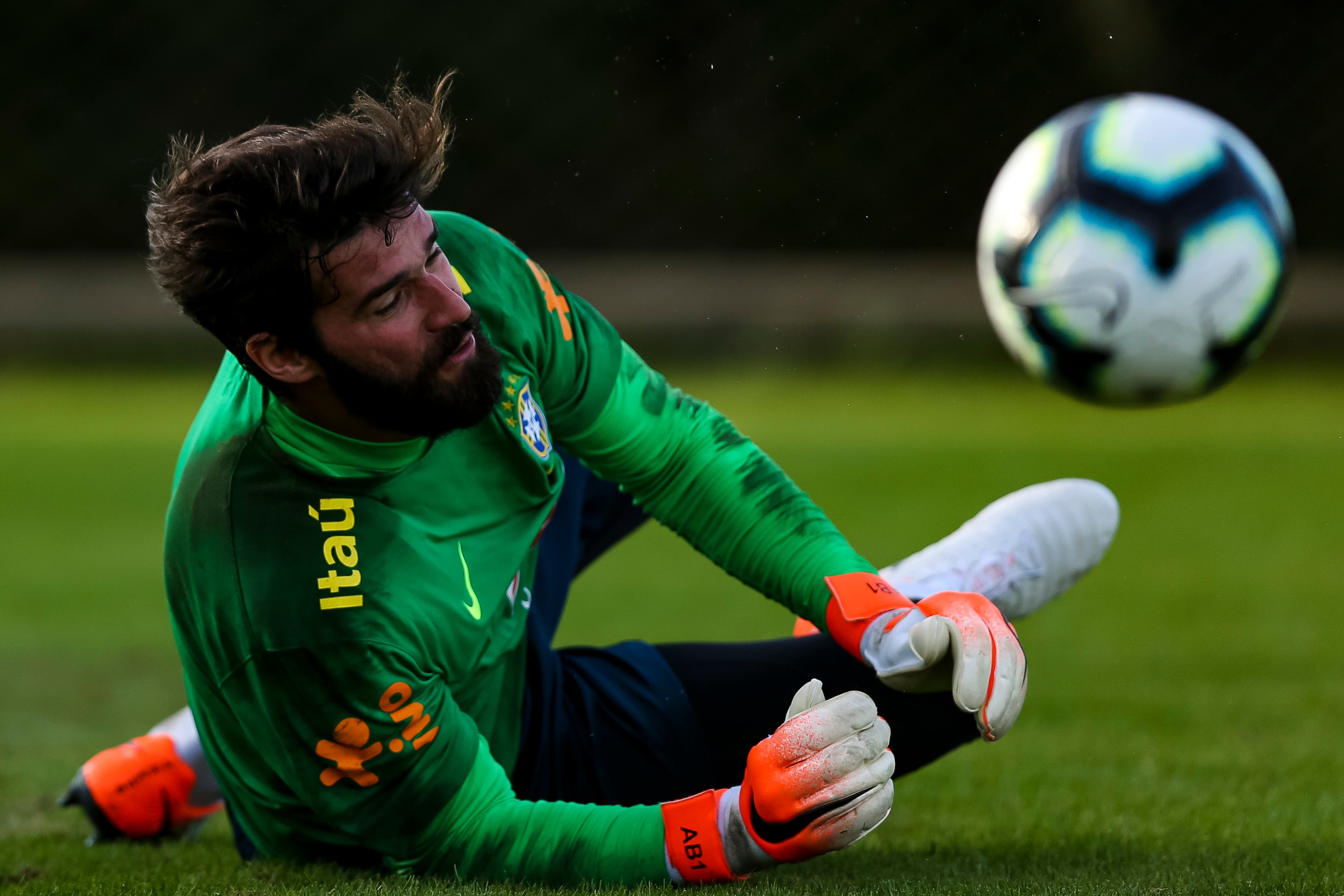 PORTO ALEGRE, BRAZIL - JUNE 07: Goalkeeper Alisson makes a save in a training session at the Gremio team training centre on June 07, 2019 in Porto Alegre, Brazil. (Photo by Buda Mendes/Getty Images) PORTO ALEGRE, BRAZIL - JUNE 07: Goalkeeper Alisson makes a save in a training session at the Gremio team training centre on June 07, 2019 in Porto Alegre, Brazil. (Photo by Buda Mendes/Getty Images)