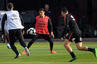 Chilean footballer Alexis Sanchez (C) attends a training session at Juan Pinto Duran sport complex in Santiago, Chile, on June 03, 2019, ahead of the Copa America football tournament. (Photo by MARTIN BERNETTI / AFP)        (Photo credit should read MARTI