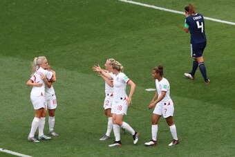 England's forward Ellen White (C) celebrates with teammates after scoring a goal during the France 2019 Women's World Cup Group D football match between England and Scotland, on June 9, 2019, at the Nice Stadium in Nice, southeastern France. (Photo by Val