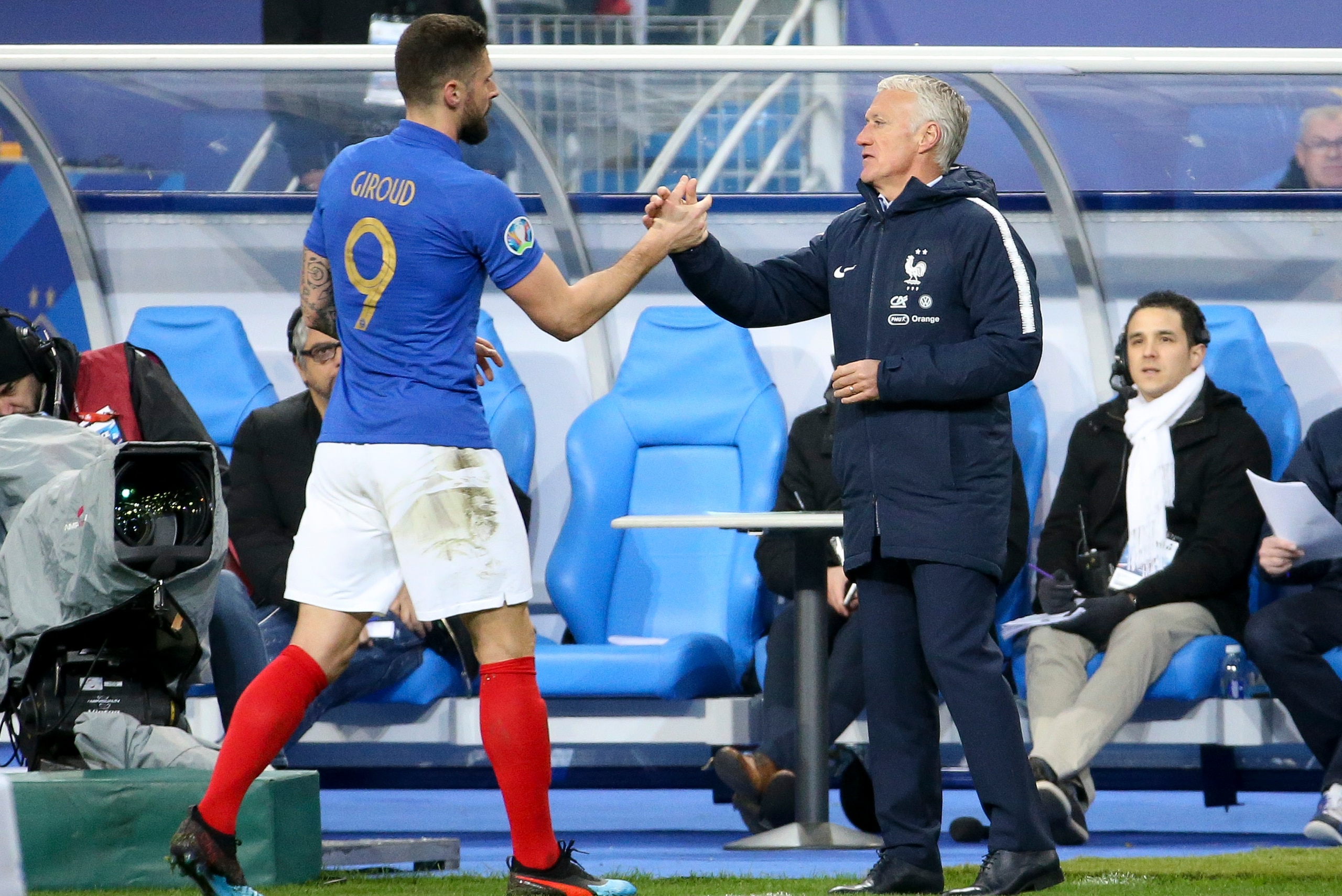 PARIS, FRANCE - MARCH 25: Coach of France Didier Deschamps salutes Olivier Giroud when he's replaced during the 2020 UEFA European Championships group H qualifying match between France and Iceland at Stade de France on March 25, 2019 in Saint-Denis near P