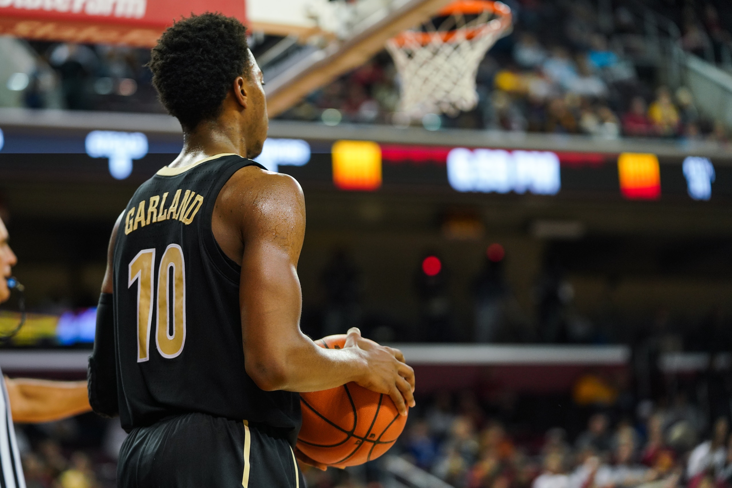 LOS ANGELES, CA - NOVEMBER 11:  Darius Garland #10 of the Vanderbilt Commodores inbounds the ball against the USC Trojans during a game at The Galen Center on November 11, 2018 in Los Angeles, California.  (Photo by Cassy Athena/Getty Images)