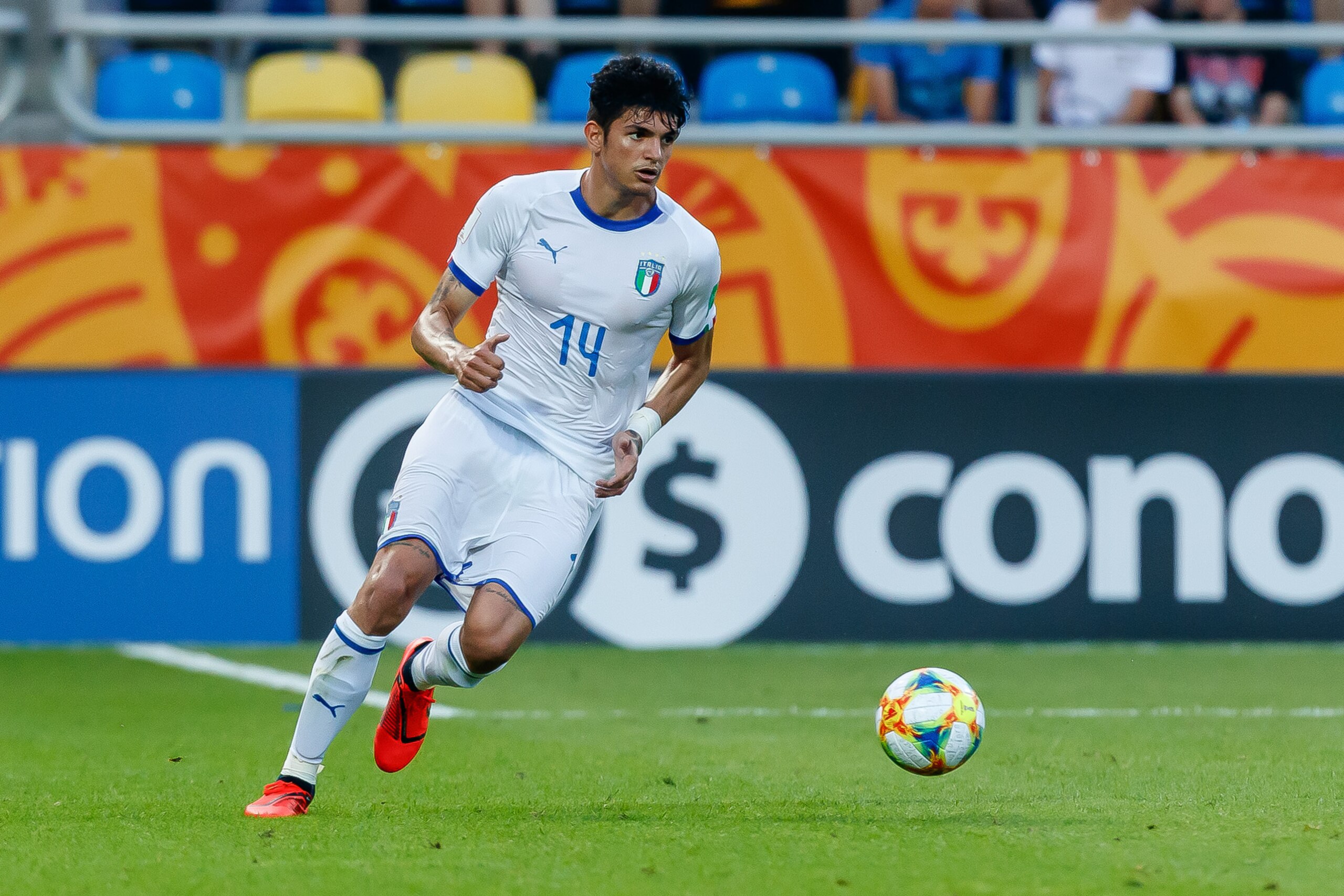GDYNIA, POLAND - JUNE 11: Raoul Bellanova of Italy controls the ball during the 2019 FIFA U-20 World Cup Semi Final match between Ukraine and Italy at Gdynia Stadium on June 11, 2019 in Gdynia, Poland. (Photo by TF-Images/Getty Images)