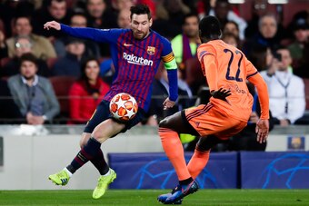 BARCELONA, SPAIN - MARCH 13: Lionel Messi of FC Barcelona controls the ball against Ferland Mendy of Olympique Lyonnais during the UEFA Champions League Round of 16 Second Leg match between FC Barcelona and Olympique Lyonnais at Nou Camp on March 13, 2019