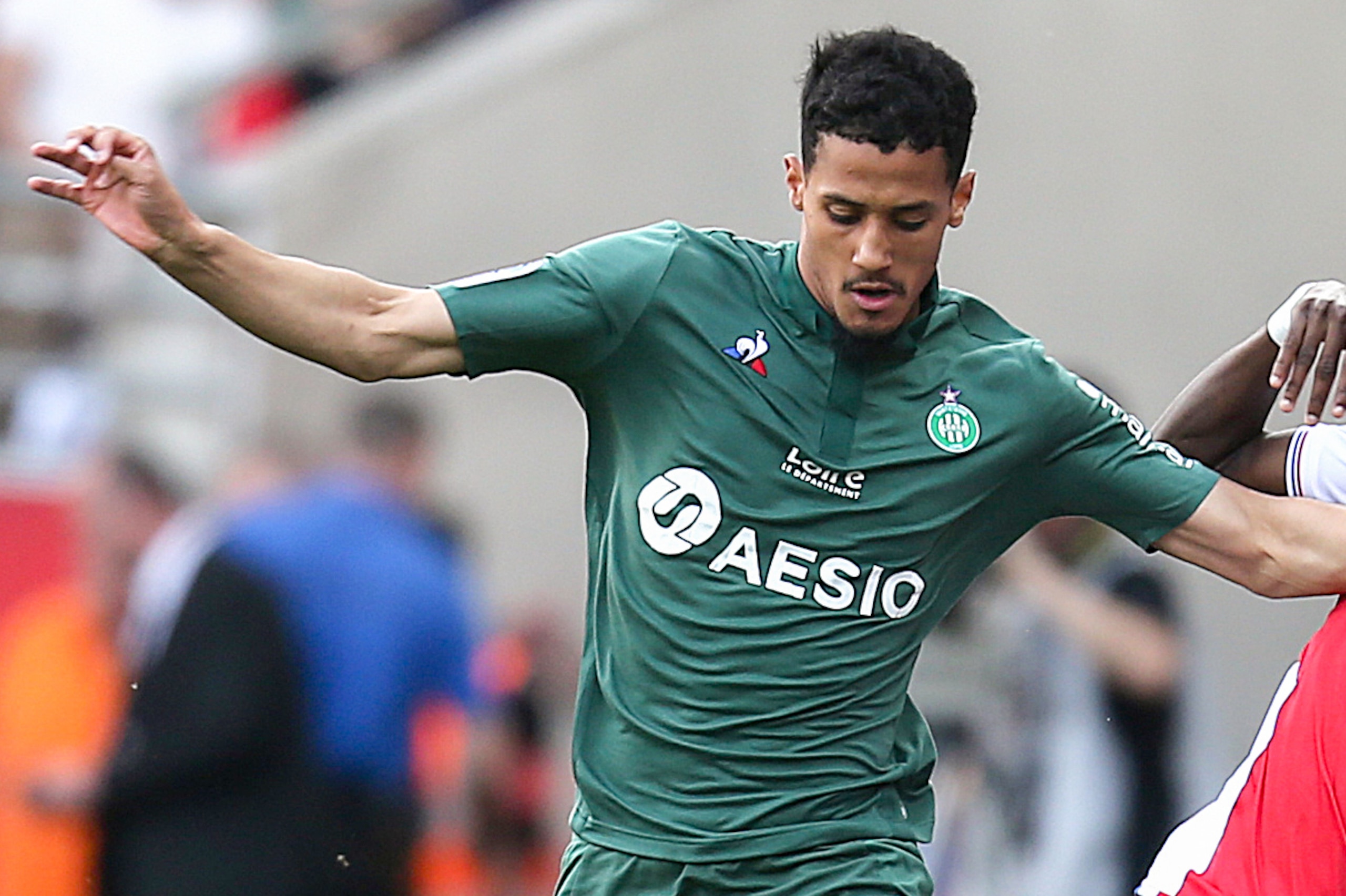 Saint-Etienne's French defender William Saliba (L) vies with Reims' French forward Boulaye Dia during the French L1 football match between Stade de Reims and Saint-Etienne (ASSE) on April 21, 2019 at the Auguste-Delaune stadium in Reims. (Photo by FRANCOI
