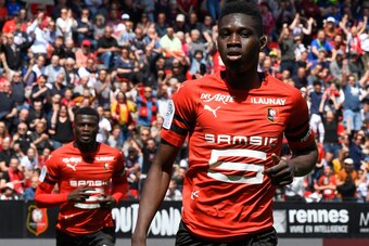 Rennes' Senegalese midfielder Ismaila Sarr (R) reacts after scoring during the French Ligue 1 football match between Stade Rennais FC and Guingamp EAG at the Roazhon Park stadium in the northwestern French city of Rennes, on May 12, 2019. (Photo by DAMIEN