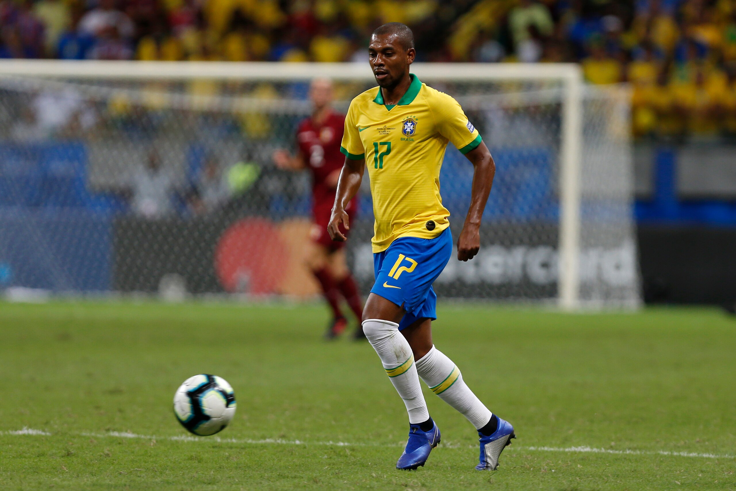 SALVADOR, BRAZIL - JUNE 18: Fernandinho of Brazil controls the ball during the Copa America Brazil 2019 group A match between Brazil and Venezuela at Arena Fonte Nova on June 18, 2019 in Salvador, Brazil. (Photo by Felipe Oliveira/Getty Images)