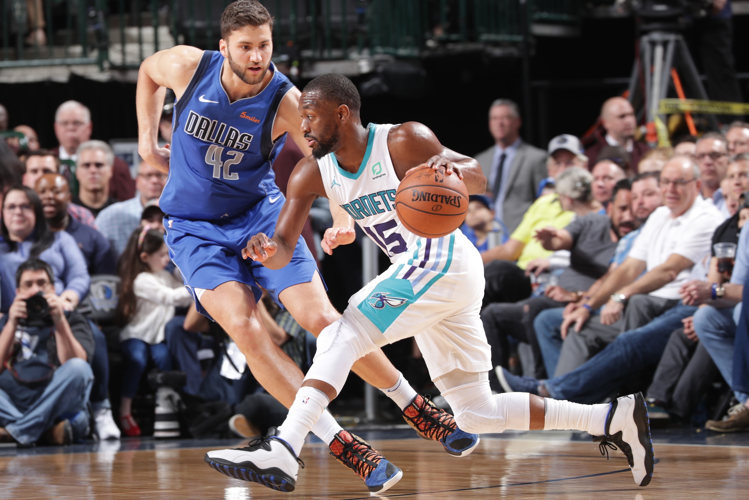 DALLAS, TX - FEBRUARY 6:  Kemba Walker #15 of the Charlotte Hornets handles the ball against the Dallas Mavericks on February 6, 2019 at the American Airlines Center in Dallas, Texas. NOTE TO USER: User expressly acknowledges and agrees that, by downloadi