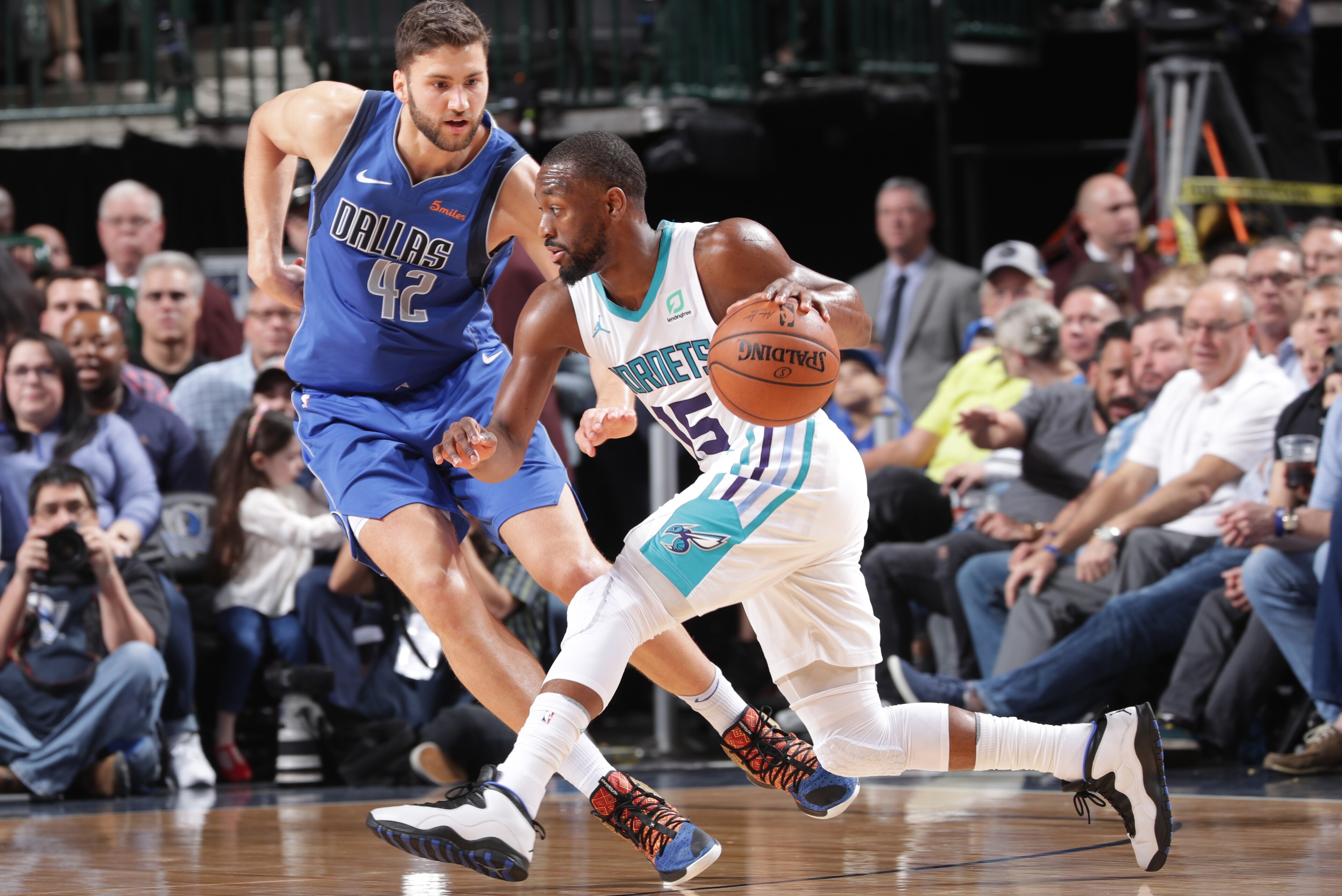 DALLAS, TX - FEBRUARY 6:  Kemba Walker #15 of the Charlotte Hornets handles the ball against the Dallas Mavericks on February 6, 2019 at the American Airlines Center in Dallas, Texas. NOTE TO USER: User expressly acknowledges and agrees that, by downloadi