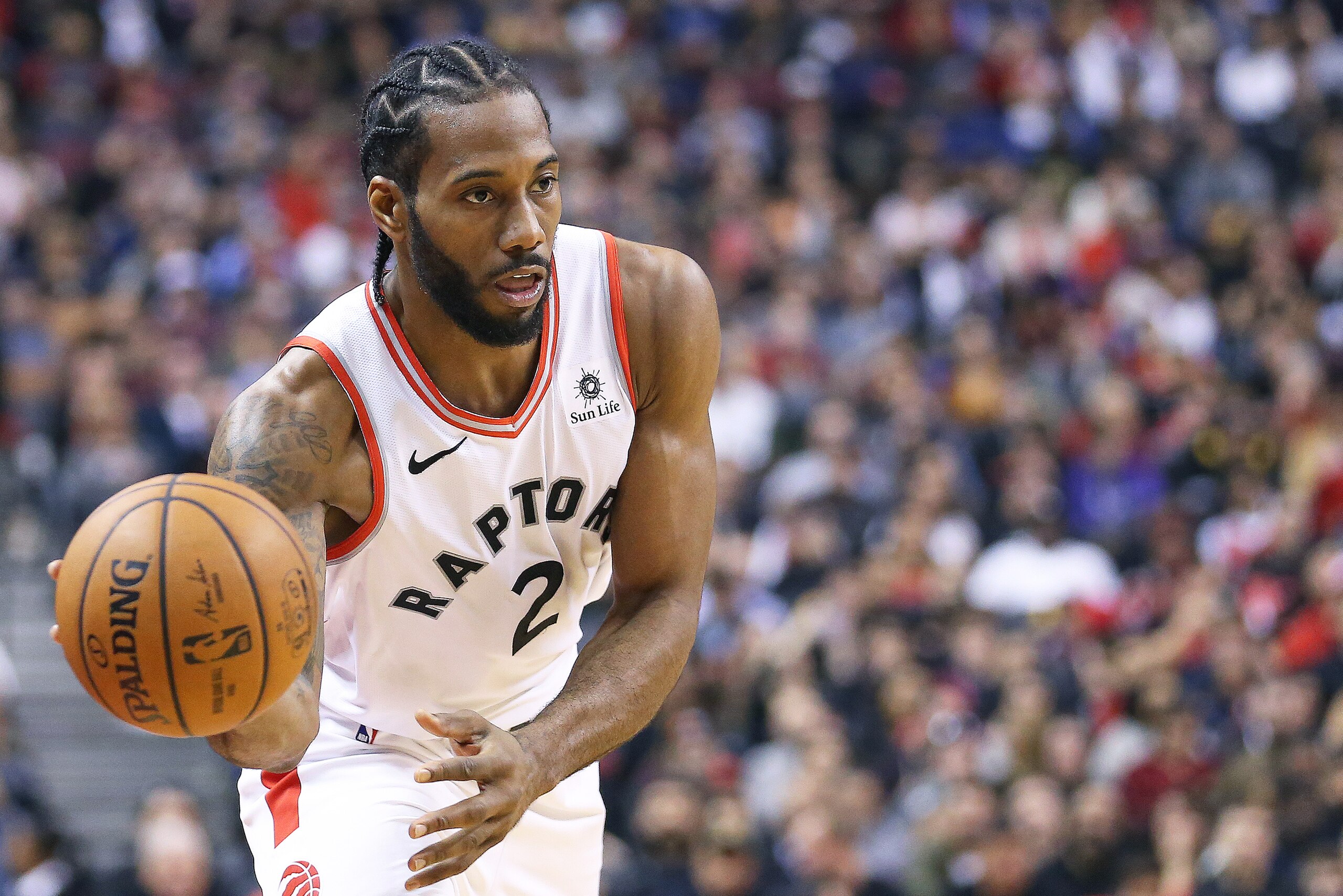 TORONTO, ON - FEBRUARY 3:  Kwahi Leonard #2 of the Toronto Raptors gets set to make a bounce pass against the Los Angeles Clippers in an NBA game at Scotiabank Arena on February 3, 2019 in Toronto, Ontario, Canada. The Raptors defeated the Clippers 121-10