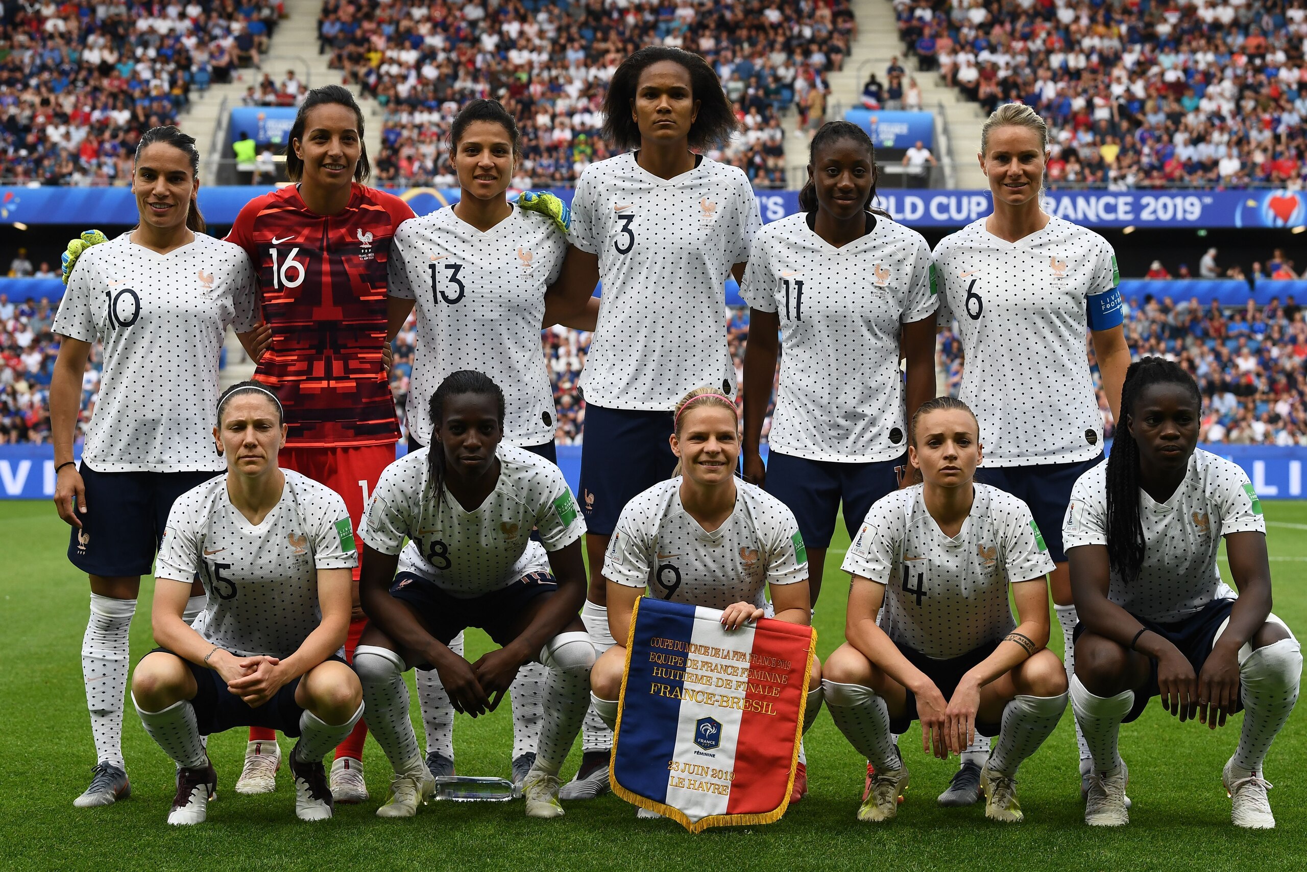 France's players pose ahead of the France 2019 Women's World Cup round of sixteen football match between France and Brazil, on June 23, 2019, at the Oceane stadium in Le Havre, north western France. (LtoR, from upper row) France's defender Amel Majri, Fra