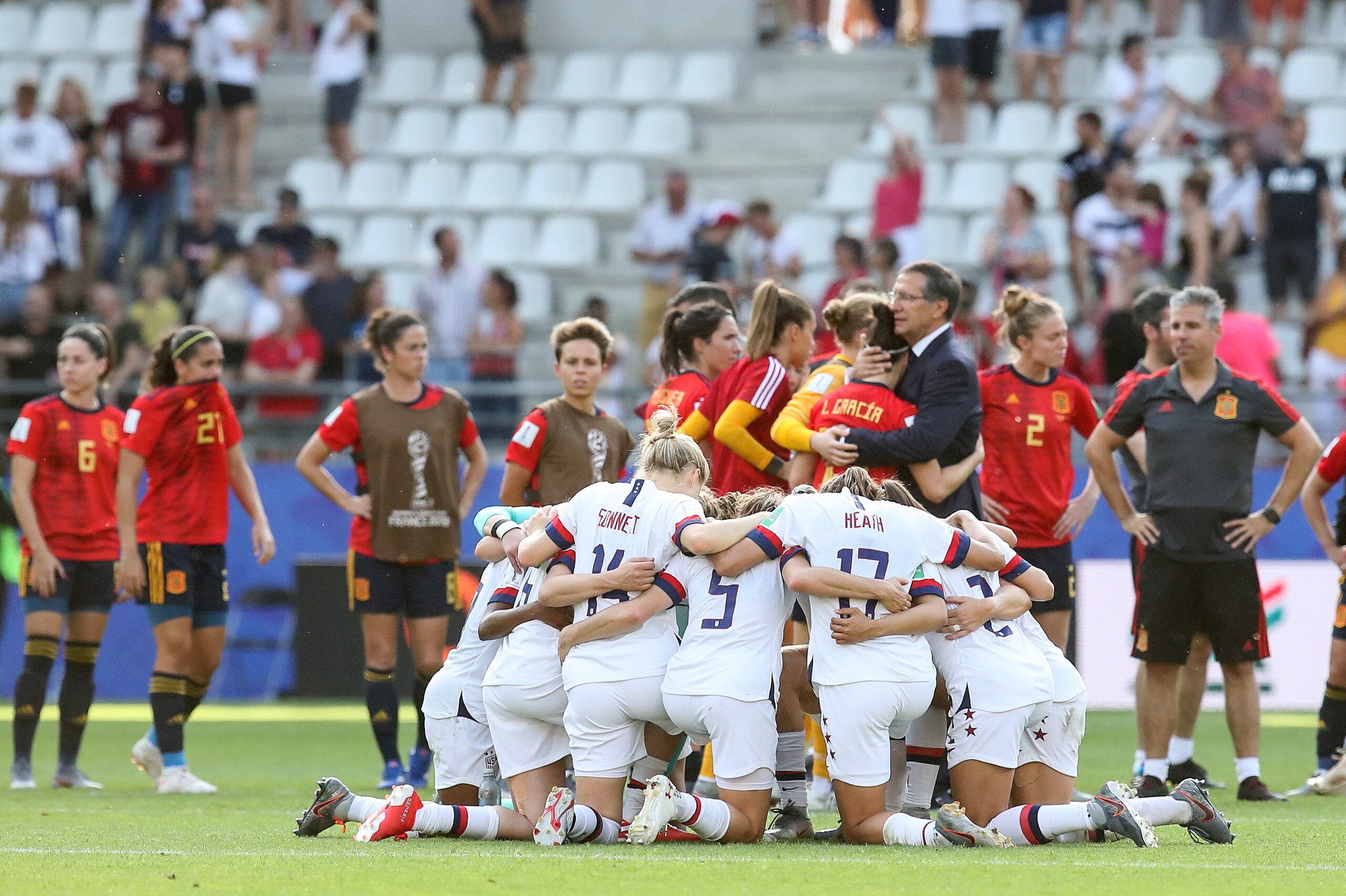 REIMS, FRANCE - JUNE 24: Players of USA celebrate the victory after the 2019 FIFA Women's World Cup France Round Of 16 match between Spain and USA at Stade Auguste Delaune on June 24, 2019 in Reims, France. (Photo by Zhizhao Wu/Getty Images)