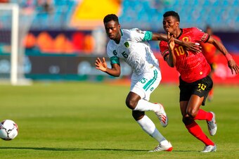 Mauritania's defender Bakary Ndiaye (L) marks Angola's forward Gelson Dala during the 2019 Africa Cup of Nations (CAN) Group E football match between Mauritania and Angola at the Suez Stadium on June 29, 2019. (Photo by FADEL SENNA / AFP)        (Photo cr